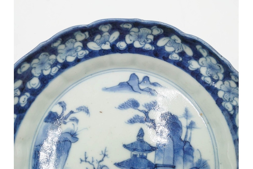 江戸期　古伊万里　染付　直径約15cm(4.9寸)　花文が彩る楼閣山水図の中皿3枚セット　(R-088586)