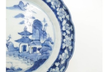江戸期　古伊万里　染付　直径約15cm(4.9寸)　花文が彩る楼閣山水図の中皿3枚セット　(R-088586)