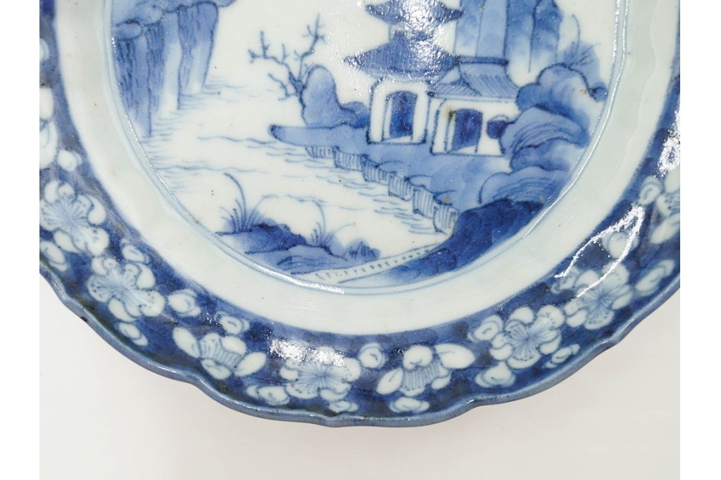 江戸期　古伊万里　染付　直径約15cm(4.9寸)　花文が彩る楼閣山水図の中皿3枚セット　(R-088586)
