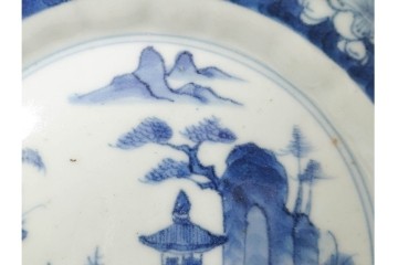 江戸期　古伊万里　染付　直径約15cm(4.9寸)　花文が彩る楼閣山水図の中皿3枚セット　(R-088586)