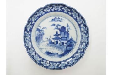 江戸期　古伊万里　染付　直径約15cm(4.9寸)　花文が彩る楼閣山水図の中皿3枚セット　(R-088586)