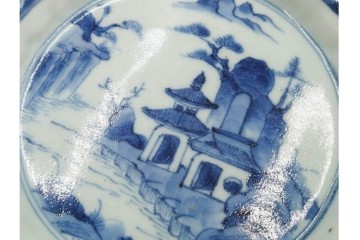 江戸期　古伊万里　染付　直径約15cm(4.9寸)　花文が彩る楼閣山水図の中皿3枚セット　(R-088586)