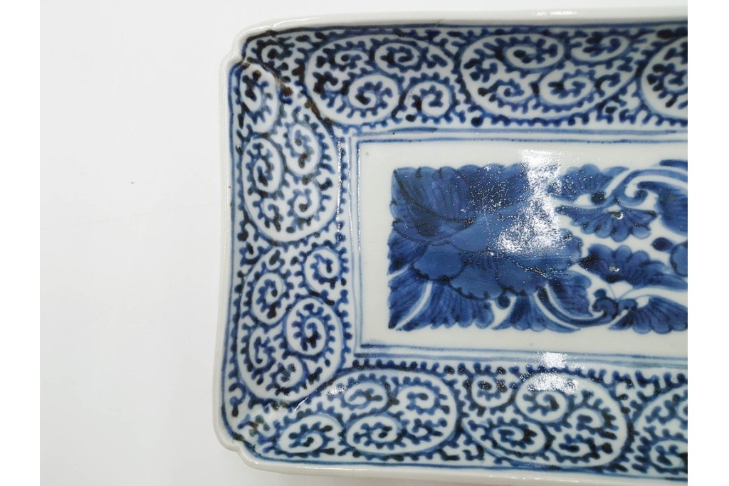 江戸期　古伊万里　染付　蛸唐草文・見込牡丹図　繊細な絵付けが目を引く長皿3枚セット　(R-088587)