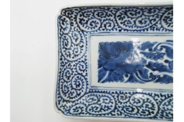 江戸期　古伊万里　染付　蛸唐草文・見込牡丹図　繊細な絵付けが目を引く長皿3枚セット　(R-088587)