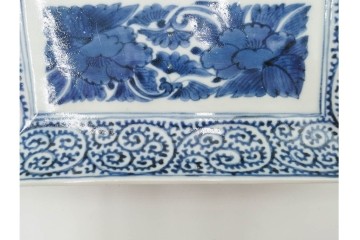 江戸期　古伊万里　染付　蛸唐草文・見込牡丹図　繊細な絵付けが目を引く長皿3枚セット　(R-088587)