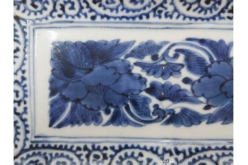 江戸期　古伊万里　染付　蛸唐草文・見込牡丹図　繊細な絵付けが目を引く長皿3枚セット　(R-088587)