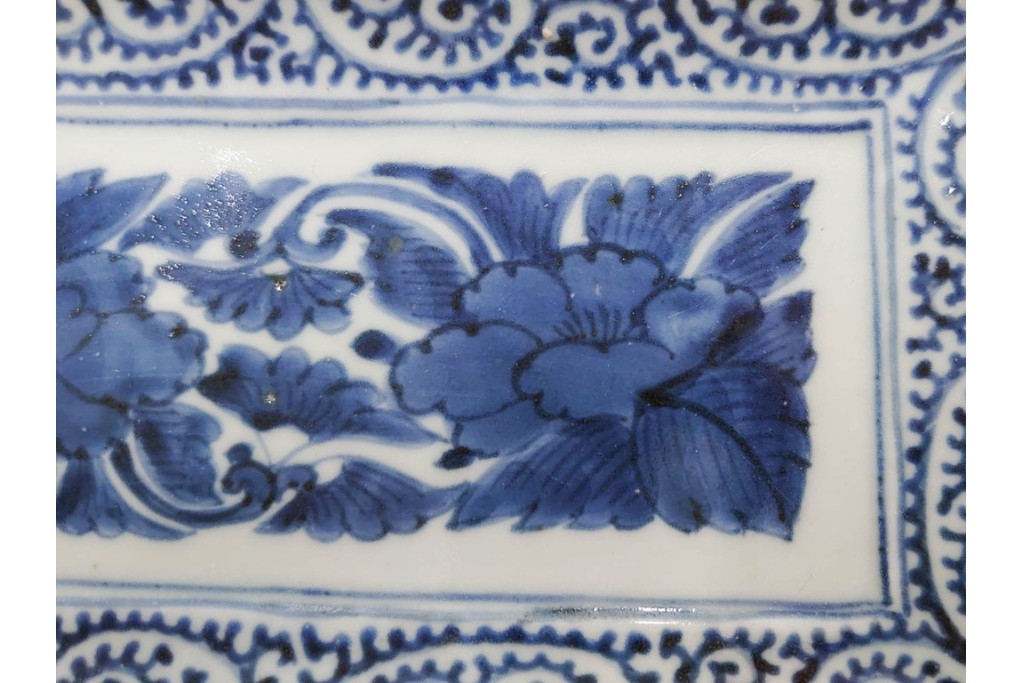 江戸期　古伊万里　染付　蛸唐草文・見込牡丹図　繊細な絵付けが目を引く長皿3枚セット　(R-088587)