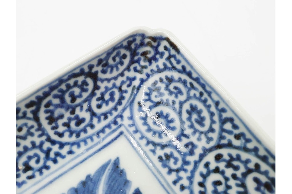 江戸期　古伊万里　染付　蛸唐草文・見込牡丹図　繊細な絵付けが目を引く長皿3枚セット　(R-088587)