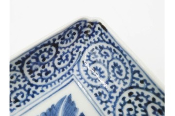 江戸期　古伊万里　染付　蛸唐草文・見込牡丹図　繊細な絵付けが目を引く長皿3枚セット　(R-088587)