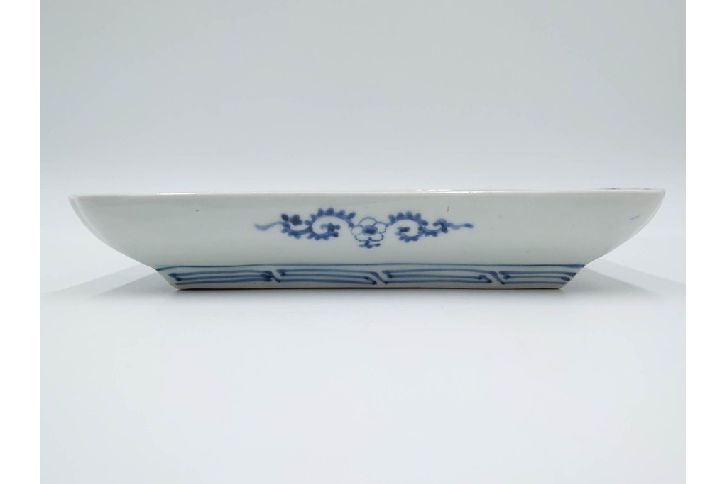 江戸期　古伊万里　染付　蛸唐草文・見込牡丹図　繊細な絵付けが目を引く長皿3枚セット　(R-088587)