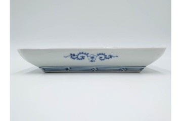 江戸期　古伊万里　染付　蛸唐草文・見込牡丹図　繊細な絵付けが目を引く長皿3枚セット　(R-088587)