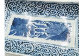 江戸期　古伊万里　染付　蛸唐草文・見込牡丹図　繊細な絵付けが目を引く長皿3枚セット　(R-088587)