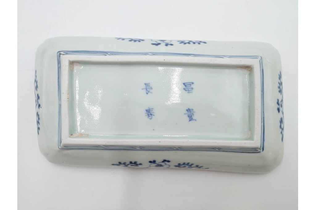 江戸期　古伊万里　染付　蛸唐草文・見込牡丹図　繊細な絵付けが目を引く長皿3枚セット　(R-088587)