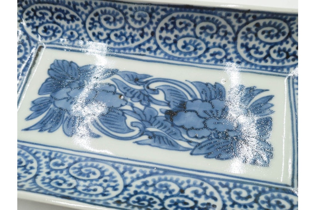 江戸期　古伊万里　染付　蛸唐草文・見込牡丹図　繊細な絵付けが目を引く長皿3枚セット　(R-088587)