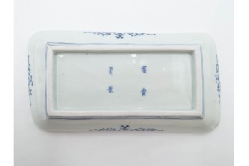 江戸期　古伊万里　染付　蛸唐草文・見込牡丹図　繊細な絵付けが目を引く長皿3枚セット　(R-088587)