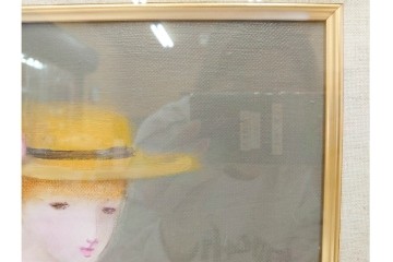 真作　黒木トモ子　油彩　F4号　「花もつ少女」　麦わら帽子の少女を描いた絵画　外箱付き　(R-088596)