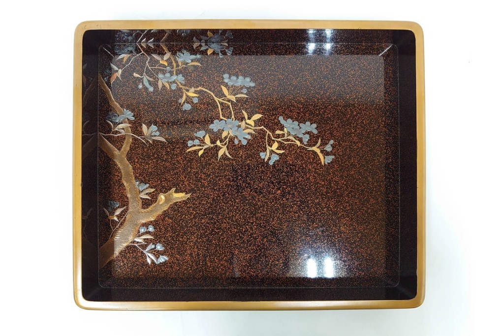 明治から大正期　時代物　木製　漆器　梨地に梅の金銀蒔絵が映える盆　(R-088599)