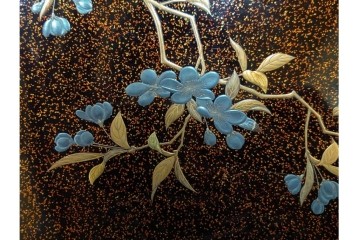 明治から大正期　時代物　木製　漆器　梨地に梅の金銀蒔絵が映える盆　(R-088599)
