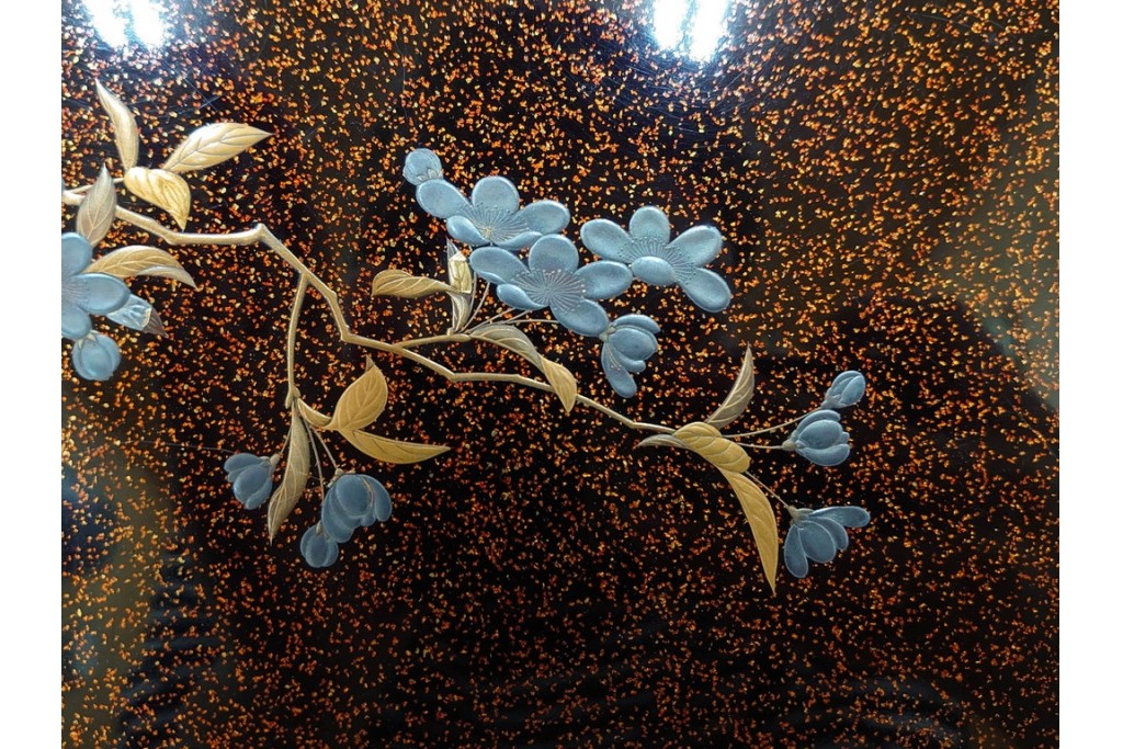 明治から大正期　時代物　木製　漆器　梨地に梅の金銀蒔絵が映える盆　(R-088599)