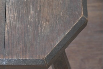 ヨーロッパアンティーク　希少デザイン　オーク材　3本脚が印象的なスピニングチェア　(R-088603)