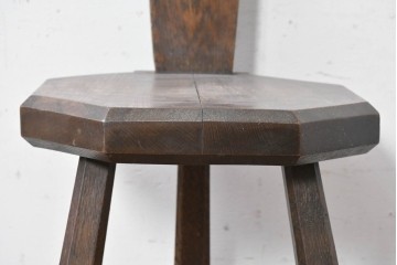 ヨーロッパアンティーク　希少デザイン　オーク材　3本脚が印象的なスピニングチェア　(R-088603)