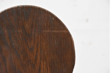 ヨーロッパアンティーク　希少デザイン　オーク材　3本脚が印象的なスピニングチェア　(R-088603)