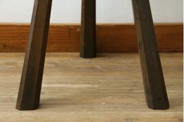 ヨーロッパアンティーク　希少デザイン　オーク材　3本脚が印象的なスピニングチェア　(R-088603)