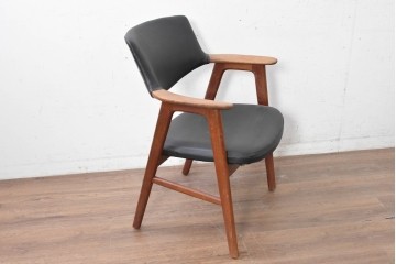 デンマークヴィンテージ　エリック・キルケゴー(Erik Kirkegaard)　Model 43　チーク材　フェイクレザー　スタイリッシュなデザインのアームチェア　(R-088605)
