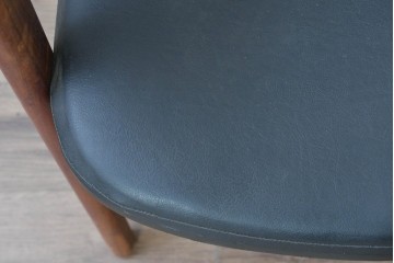 デンマークヴィンテージ　エリック・キルケゴー(Erik Kirkegaard)　Model 43　チーク材　フェイクレザー　スタイリッシュなデザインのアームチェア　(R-088605)
