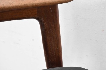 デンマークヴィンテージ　エリック・キルケゴー(Erik Kirkegaard)　Model 43　チーク材　フェイクレザー　スタイリッシュなデザインのアームチェア　(R-088605)