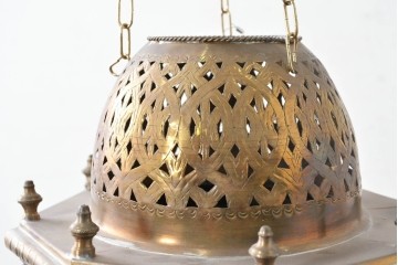 《引っ掛けシーリング式ペンダントライト加工費込み》　アラビアンヴィンテージ　工芸品　真鍮製　透かし細工が美しい色ガラス入り八角ペンダントライト　(R-088633)