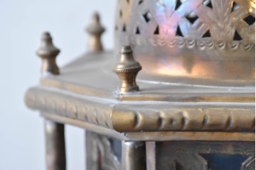 《引っ掛けシーリング式ペンダントライト加工費込み》　アラビアンヴィンテージ　工芸品　真鍮製　透かし細工が美しい色ガラス入り八角ペンダントライト　(R-088633)