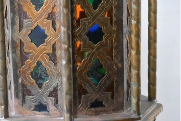 《引っ掛けシーリング式ペンダントライト加工費込み》　アラビアンヴィンテージ　工芸品　真鍮製　透かし細工が美しい色ガラス入り八角ペンダントライト　(R-088633)