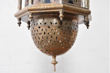 《引っ掛けシーリング式ペンダントライト加工費込み》　アラビアンヴィンテージ　工芸品　真鍮製　透かし細工が美しい色ガラス入り八角ペンダントライト　(R-088633)