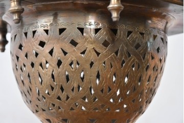 《引っ掛けシーリング式ペンダントライト加工費込み》　アラビアンヴィンテージ　工芸品　真鍮製　透かし細工が美しい色ガラス入り八角ペンダントライト　(R-088633)