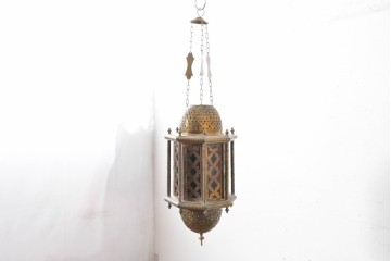 《引っ掛けシーリング式ペンダントライト加工費込み》　アラビアンヴィンテージ　工芸品　真鍮製　透かし細工が美しい色ガラス入り八角ペンダントライト　(R-088634)