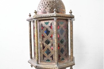 《引っ掛けシーリング式ペンダントライト加工費込み》　アラビアンヴィンテージ　工芸品　真鍮製　透かし細工が美しい色ガラス入り八角ペンダントライト　(R-088634)