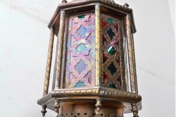 《引っ掛けシーリング式ペンダントライト加工費込み》　アラビアンヴィンテージ　工芸品　真鍮製　透かし細工が美しい色ガラス入り八角ペンダントライト　(R-088634)