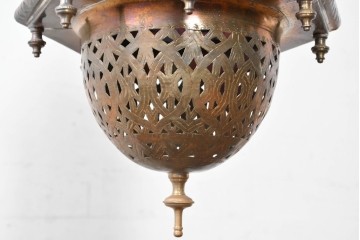 《引っ掛けシーリング式ペンダントライト加工費込み》　アラビアンヴィンテージ　工芸品　真鍮製　透かし細工が美しい色ガラス入り八角ペンダントライト　(R-088634)
