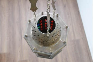 《引っ掛けシーリング式ペンダントライト加工費込み》　アラビアンヴィンテージ　工芸品　真鍮製　透かし細工が美しい色ガラス入り八角ペンダントライト　(R-088634)