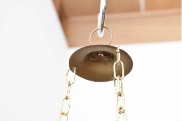《引っ掛けシーリング式ペンダントライト加工費込み》　アラビアンヴィンテージ　工芸品　真鍮製　透かし細工が美しい色ガラス入り八角ペンダントライト　(R-088635)