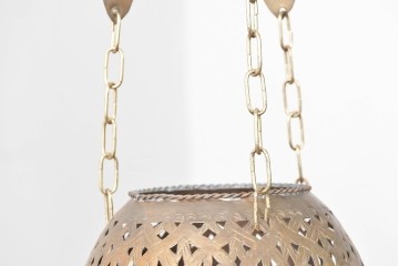 《引っ掛けシーリング式ペンダントライト加工費込み》　アラビアンヴィンテージ　工芸品　真鍮製　透かし細工が美しい色ガラス入り八角ペンダントライト　(R-088635)