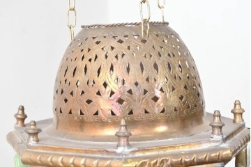 《引っ掛けシーリング式ペンダントライト加工費込み》　アラビアンヴィンテージ　工芸品　真鍮製　透かし細工が美しい色ガラス入り八角ペンダントライト　(R-088635)