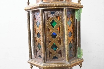 《引っ掛けシーリング式ペンダントライト加工費込み》　アラビアンヴィンテージ　工芸品　真鍮製　透かし細工が美しい色ガラス入り八角ペンダントライト　(R-088635)