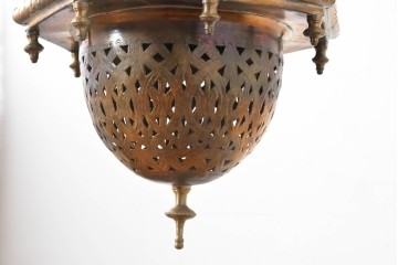 《引っ掛けシーリング式ペンダントライト加工費込み》　アラビアンヴィンテージ　工芸品　真鍮製　透かし細工が美しい色ガラス入り八角ペンダントライト　(R-088635)