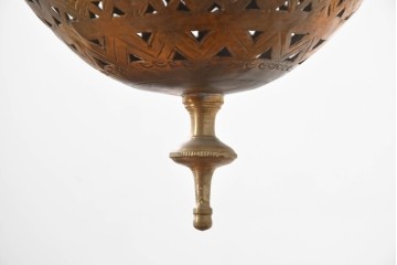 《引っ掛けシーリング式ペンダントライト加工費込み》　アラビアンヴィンテージ　工芸品　真鍮製　透かし細工が美しい色ガラス入り八角ペンダントライト　(R-088635)