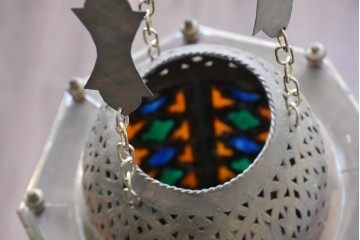 《引っ掛けシーリング式ペンダントライト加工費込み》　アラビアンヴィンテージ　工芸品　真鍮製　透かし細工が美しい色ガラス入り八角ペンダントライト　(R-088635)
