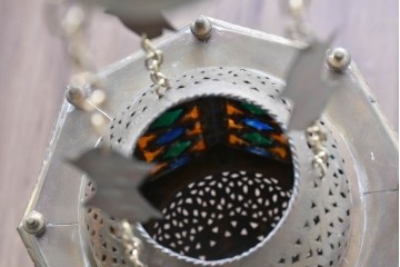 《引っ掛けシーリング式ペンダントライト加工費込み》　アラビアンヴィンテージ　工芸品　真鍮製　透かし細工が美しい色ガラス入り八角ペンダントライト　(R-088635)