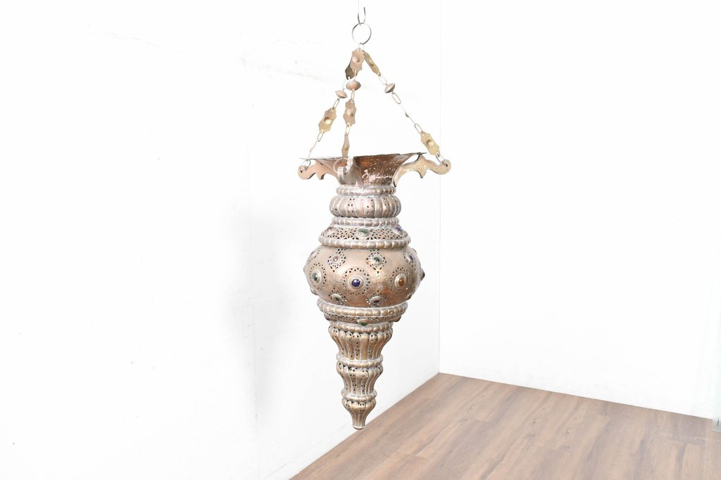 アジアンヴィンテージ　インド　高級工芸品　真鍮　宝石象嵌風の装飾が異国の宮殿を思わせる大型のランタン型ペンダントライト　(R-088638)