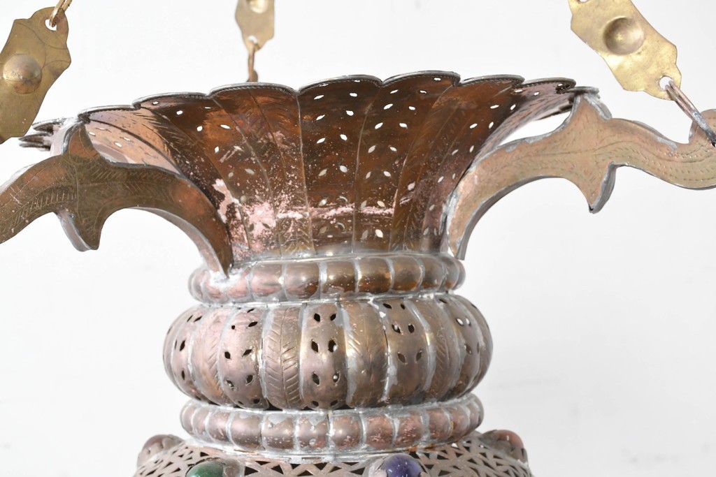 アジアンヴィンテージ　インド　高級工芸品　真鍮　宝石象嵌風の装飾が異国の宮殿を思わせる大型のランタン型ペンダントライト　(R-088638)